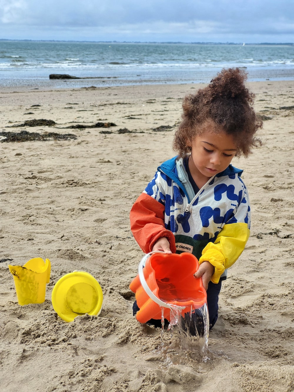 Adao joue sur la plage